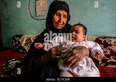 Großmutter und Enkelin, Ägypten Stockfoto