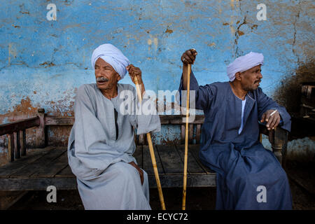 Männer hängen am Teehaus, Ägypten Stockfoto