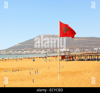 Den schönen Strand in Agadir mit Flagge von Marokko Stockfoto