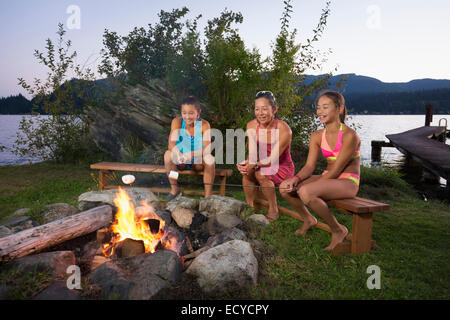 Mutter und Kinder Rösten Marshmallows über dem Lagerfeuer Stockfoto