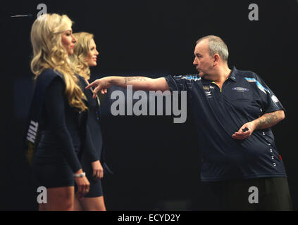 London, UK. 19. Dezember 2014. Phil Taylor aus England in Aktion in seinem ersten Vorrundenspiel gegen Artut Deutschland am zweiten Tag während der William Hill PDC Dart Weltmeisterschaft im Alexandra Palace in London, England, 19. Dezember 2014. Foto: Mykel M Nicolaou/Dpa/Alamy Live News Stockfoto