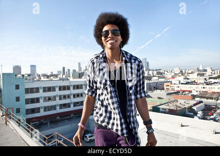 Afrikanische amerikanische Mann auf städtischen Dach Stockfoto