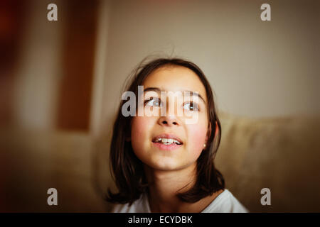 Gemischte Rassen Mädchen nachschlagen Stockfoto