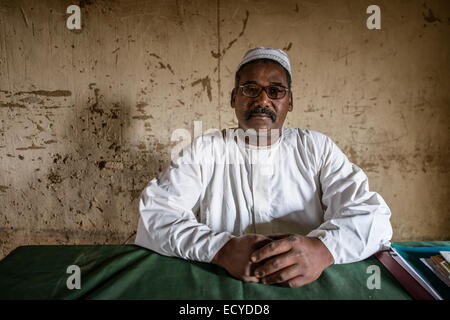 Lehrer einer Schule mitten in der Sahara Wüste, Sudan Stockfoto