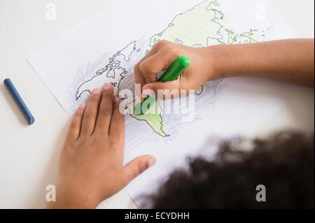 Gemischte Rassen junge Färbung in Weltkarte Stockfoto