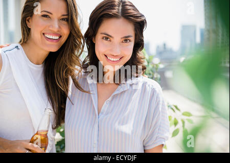 Hispanische Frauen zusammen entspannen im freien Stockfoto