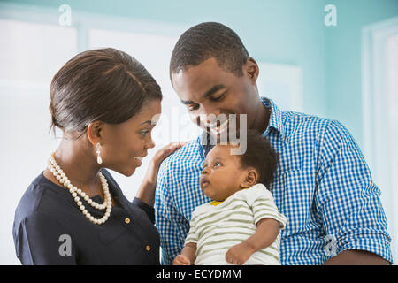 Paar wiegt Baby Sohn Stockfoto