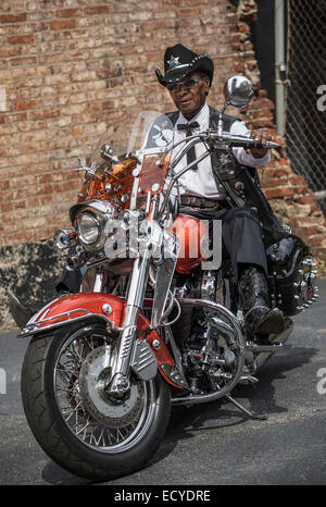 Senior-African-American Mann Motorrad Stockfoto