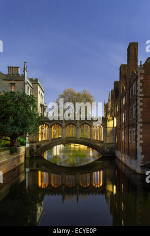 Brücke der Seufzer St Johns College der Universität Cambridge in der Nacht Stockfoto