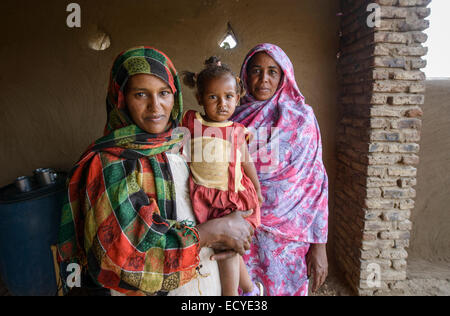 Nubische Frauen in der Wüste Sahara, Sudan Stockfoto