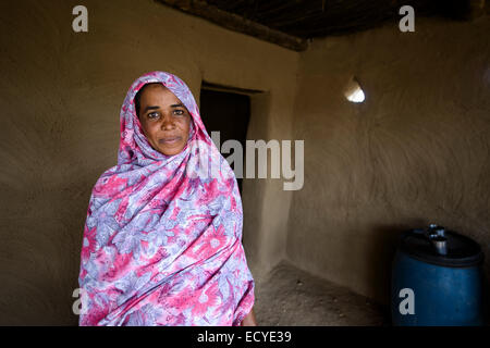 Nubische Frau in der Wüste Sahara, Sudan Stockfoto