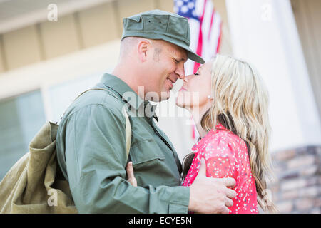 Rückkehr der kaukasischen Soldaten Frau umarmt Stockfoto