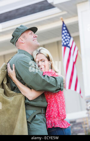 Rückkehr der kaukasischen Soldaten Frau umarmt Stockfoto