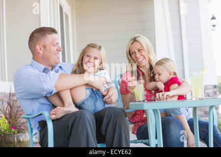 Kaukasische Familie auf Veranda Stockfoto