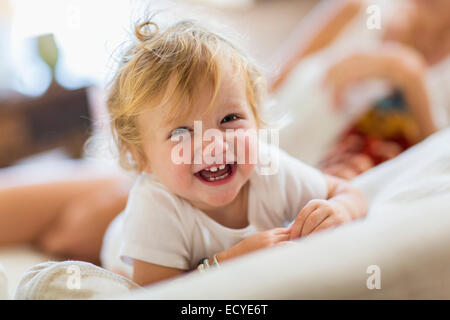 Kaukasische Kleinkind Jungen Lachen auf sofa Stockfoto