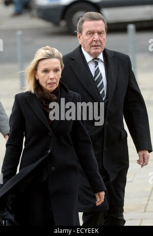 Hannover, Deutschland. 22. Dezember 2014. Ehemaligen deutschen Bundeskanzler Gerhard Schröder (SPD) und seine Frau Doris Schröder-Koepf kommen für den Staatsakt für späten ehemaligen Premier des unteren Sachsen Ernst Albrecht in Hannover, 22. Dezember 2014. Albrecht starb am 13 Demceber 2014. Foto: Holger Hollemann/Dpa/Alamy Live News Stockfoto