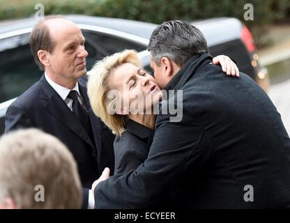 Hannover, Deutschland. 22. Dezember 2014. Deutsche Innenminister Verteidigung Ursula von der Leyen (CDU) und Vorstandsvorsitzender der SPD Sigmar Gabriel (R) umarmen einander für den Staatsakt für späten ehemaligen Premier des unteren Sachsen Ernst Albrecht in Hannover, 22. Dezember 2014 eintreffen. Albrecht starb am 13. Dezember 2014. Foto: Holger Hollemann/Dpa/Alamy Live News Stockfoto