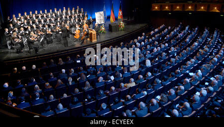 Hannover, Deutschland. 22. Dezember 2014. Das Barockorchester L'Arco und der junge Chor Hannover führen während der Staatsakt für späten ehemaligen Premier des unteren Sachsen Ernst Albrecht an der Oper in Hannover, 22. Dezember 2014. Albrecht starb am 13 Demceber 2014. Bildnachweis: Dpa/Alamy Live-Nachrichten Stockfoto