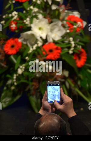 Hannover, Deutschland. 22. Dezember 2014. Gast nimmt ein Bild von einem Foto des verstorbenen ehemaligen Premier des unteren Sachsen Ernst Albrecht an der Oper in Hannover, 22. Dezember 2014. Albrecht starb am 13. Dezember 2014. Foto: Peter Steffen/Dpa/Alamy Live News Stockfoto