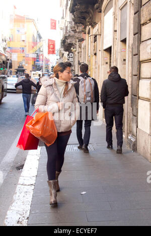 Rom, Italien. 22. Dezember 2014. Via del Corso ist beschäftigt mit Shopper mit zwei Tage bis zu den Weihnachtsferien Credit: Amer Ghazzal/Alamy Live-Nachrichten Stockfoto