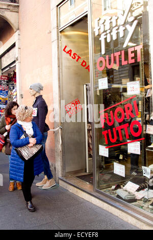 Rom, Italien. 22. Dezember 2014. Via del Corso ist beschäftigt mit Shopper mit zwei Tage bis zu den Weihnachtsferien Credit: Amer Ghazzal/Alamy Live-Nachrichten Stockfoto