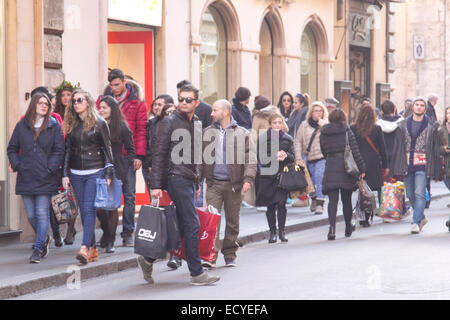 Rom, Italien. 22. Dezember 2014. Via del Corso ist beschäftigt mit Shopper mit zwei Tage bis zu den Weihnachtsferien Credit: Amer Ghazzal/Alamy Live-Nachrichten Stockfoto