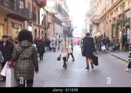 Rom, Italien. 22. Dezember 2014. Via del Corso ist beschäftigt mit Shopper mit zwei Tage bis zu den Weihnachtsferien Credit: Amer Ghazzal/Alamy Live-Nachrichten Stockfoto