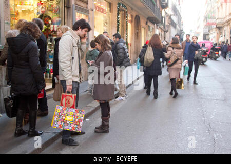 Rom, Italien. 22. Dezember 2014. Via del Corso ist beschäftigt mit Shopper mit zwei Tage bis zu den Weihnachtsferien Credit: Amer Ghazzal/Alamy Live-Nachrichten Stockfoto