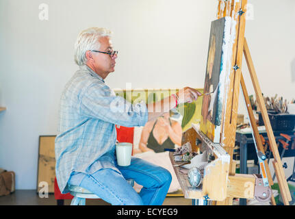 Ältere Hispanic Künstler Malerei im studio Stockfoto