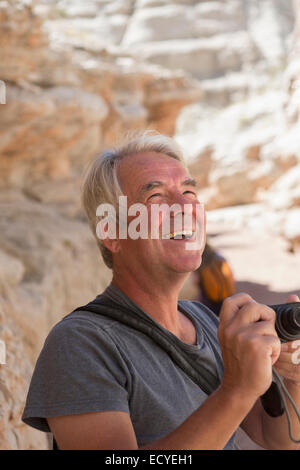 Älteren kaukasischen Mann Fotografieren Felsformationen Stockfoto