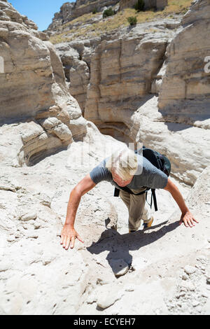 Älteren kaukasischen Mann Klettern Felsformationen Stockfoto