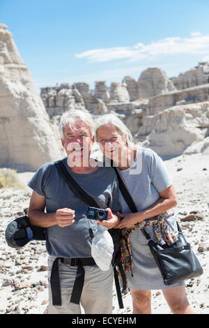 Ältere kaukasischen paar Felsformationen erkunden Stockfoto