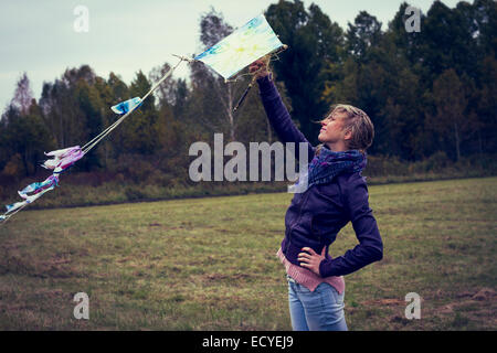 Frau Drachen im Feld Stockfoto