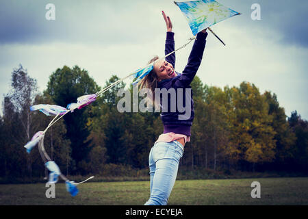 Frau Drachen im Feld Stockfoto