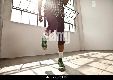 Afrikanische amerikanische Mann tanzen im loft Stockfoto