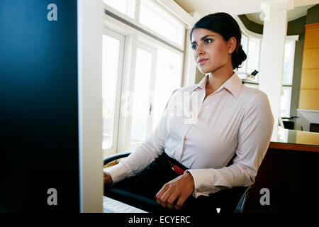 Gemischte Rassen Geschäftsfrau arbeiten am Computer im Büro Stockfoto