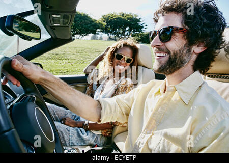 Paar zusammen im Cabrio fahren Stockfoto