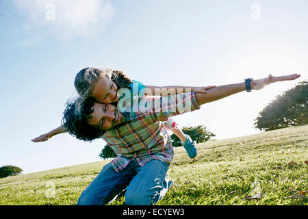 Vater und Tochter spielen im freien Stockfoto