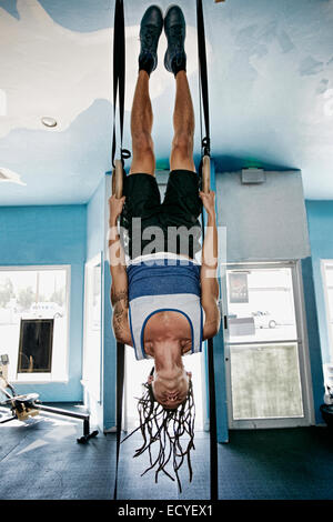 Asiatischer Mann im Fitness-Studio trainieren Stockfoto