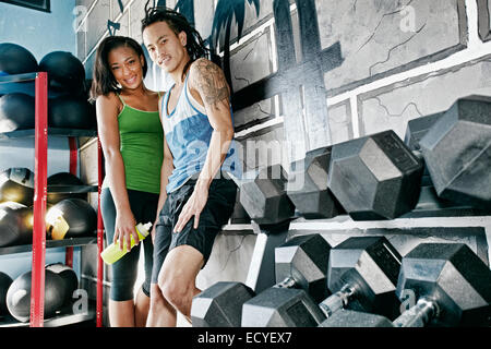 Paar lächelnd zusammen im Fitness-Studio Stockfoto