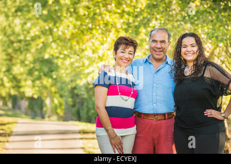 Hispanische Familie lächelnd zusammen im freien Stockfoto