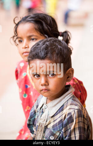 Bruder und Schwester in Patan Durbar Square, Nepal Stockfoto