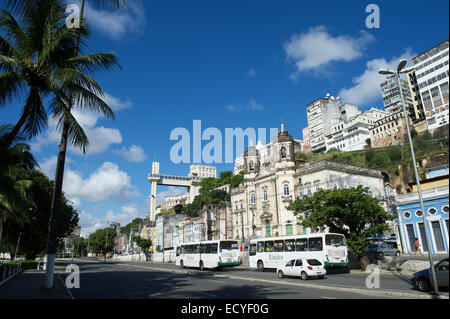 SALVADOR, Brasilien - 14. Oktober 2013: Verkehr unterquert die Skyline der Stadt in der unteren Stadt Cidade Baixa-Viertel. Stockfoto