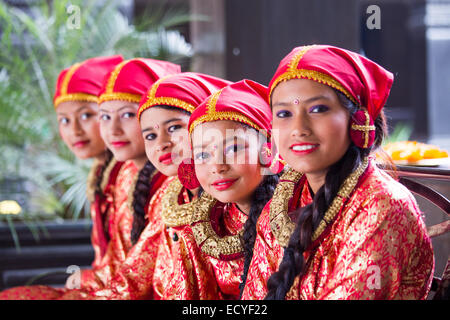 Mädchen in traditioneller Kleidung in Kathmandu, Nepal Stockfoto