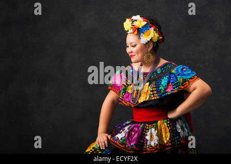 Hispanic Frau tanzt in Chiapas folkloristische Kleid Stockfoto