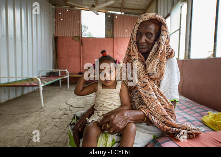 Großmutter und Enkelin in Al Qadarif, Sudan Stockfoto