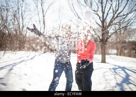 Kaukasische paar Schneeballschlachten Stockfoto