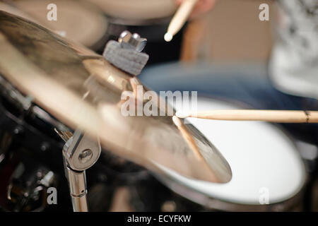 Nahaufnahme von Drumsticks Becken schlagen Stockfoto