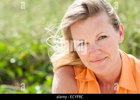 Kaukasische Frau lächelnd im freien Stockfoto