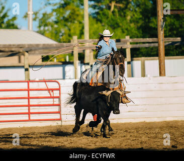 Kaukasische Cowgirl auf Pferd Rodeo auf Ranch Lasso werfen Stockfoto